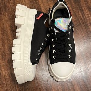 Womens 6

Palladium 

Revolt lo tx

New with manufacturer flaw